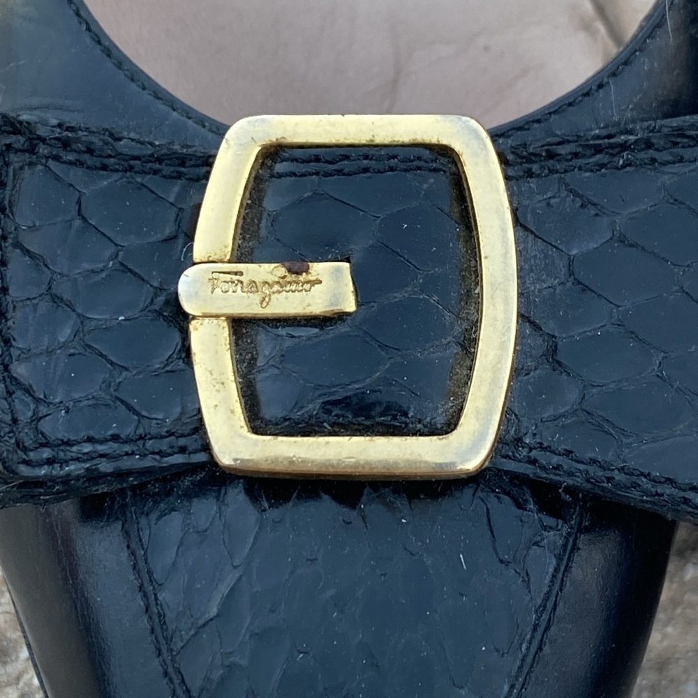 Salvatore Ferragamo bow pumps with snakeskin texture and brass hardware 5.5 B - Picture 6 of 14